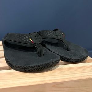 OluKai mens beach sandals